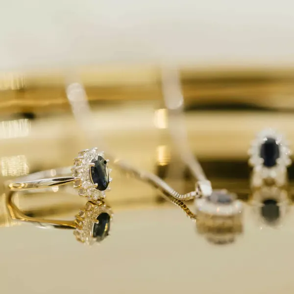 EC 1914 Rosett ring i hvitt gull med diamant 0,24ct TWSI og safi